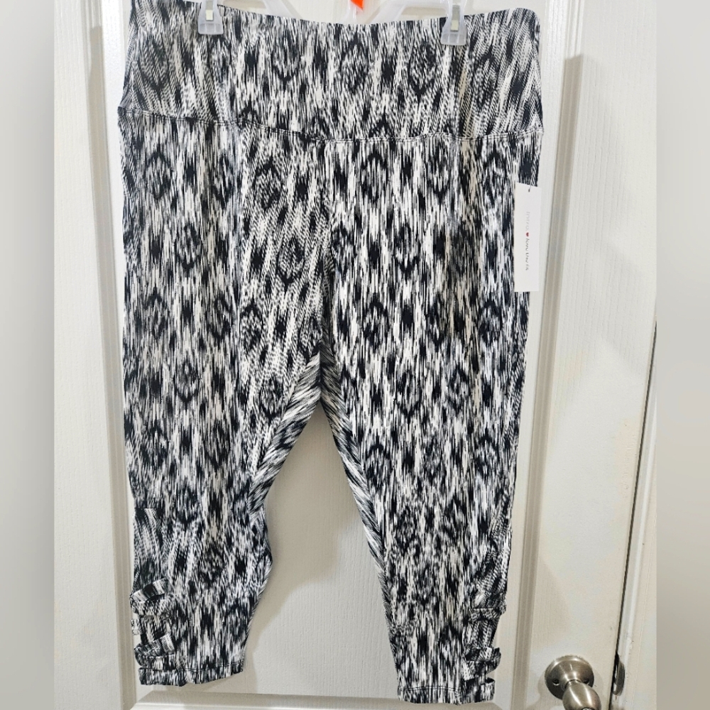 Black and White Patterned Ankle Length Legging W/Tummy Control Lifts & Shapes